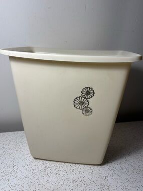 Cream coloured vintage Rubbermaid garbage/trash can (Gold decor)